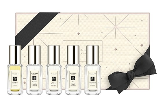 对于和美编一样经常选择困难的女生们来说,「迷你装礼盒」绝对是福音啊 ♥ 本次Jo Malone London Cologne Collection圣诞礼盒中,共有5款精致9ml迷你装香水,其中包括:经典必入手的英国梨与小苍兰、优雅知性的蓝风铃、纯澈清爽的鼠尾草与海盐、清新的青柠罗勒叶与柑橘、淡雅微甜的无花果与荷花。
