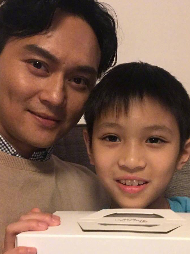 记者问道「那你们觉得魔童还有什么天赋是还没被发掘出来的呢」?两夫妻都异口同声说「没有」~!张智霖和袁咏仪这毒舌又再犯这次还是到自己儿子身上,毫不给儿子留面子。