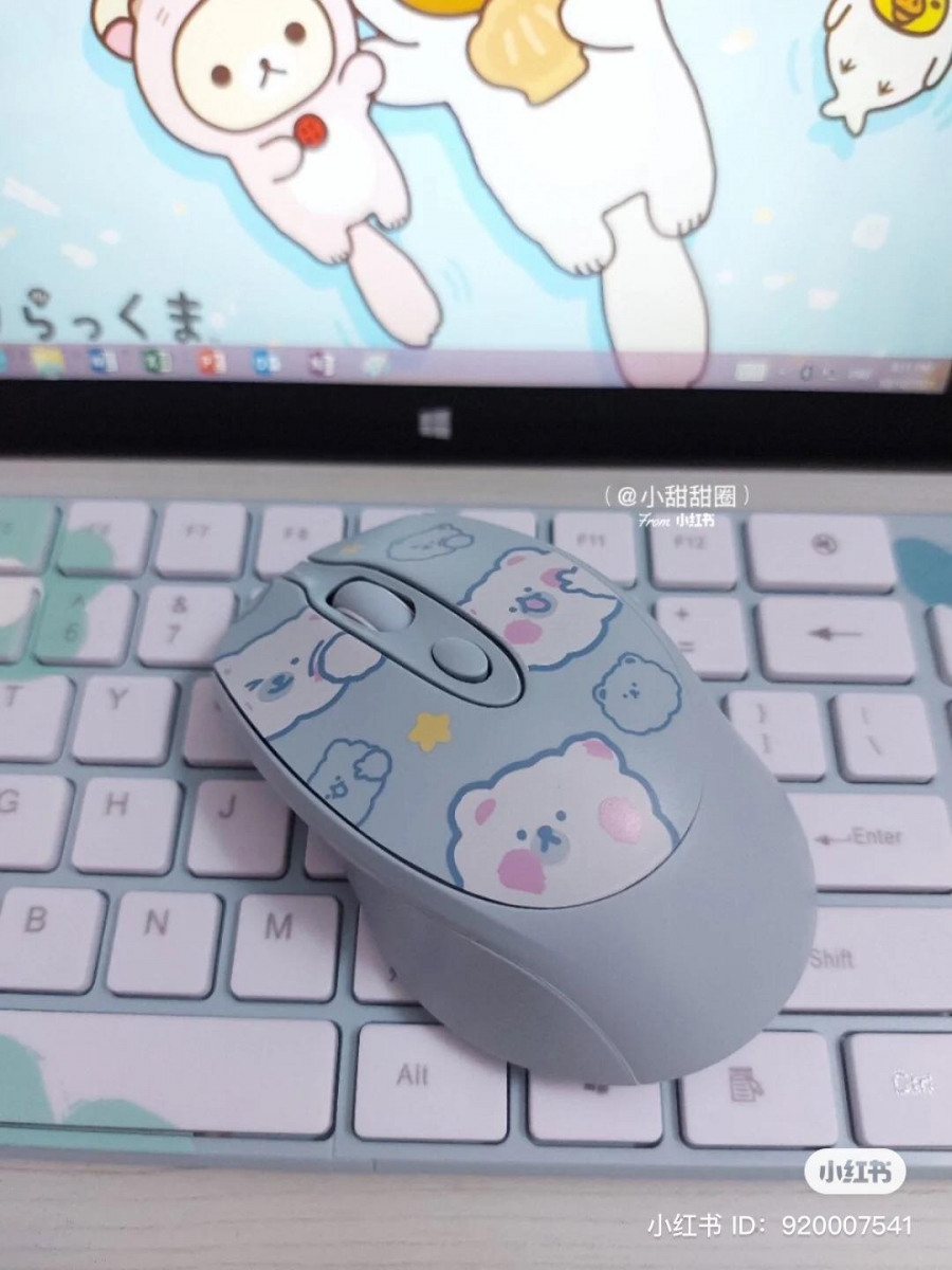 还能跟键盘挑一个呼应色号做搭配，瞬间为桌子增添少女清新感，随便滑一滑都好疗愈。