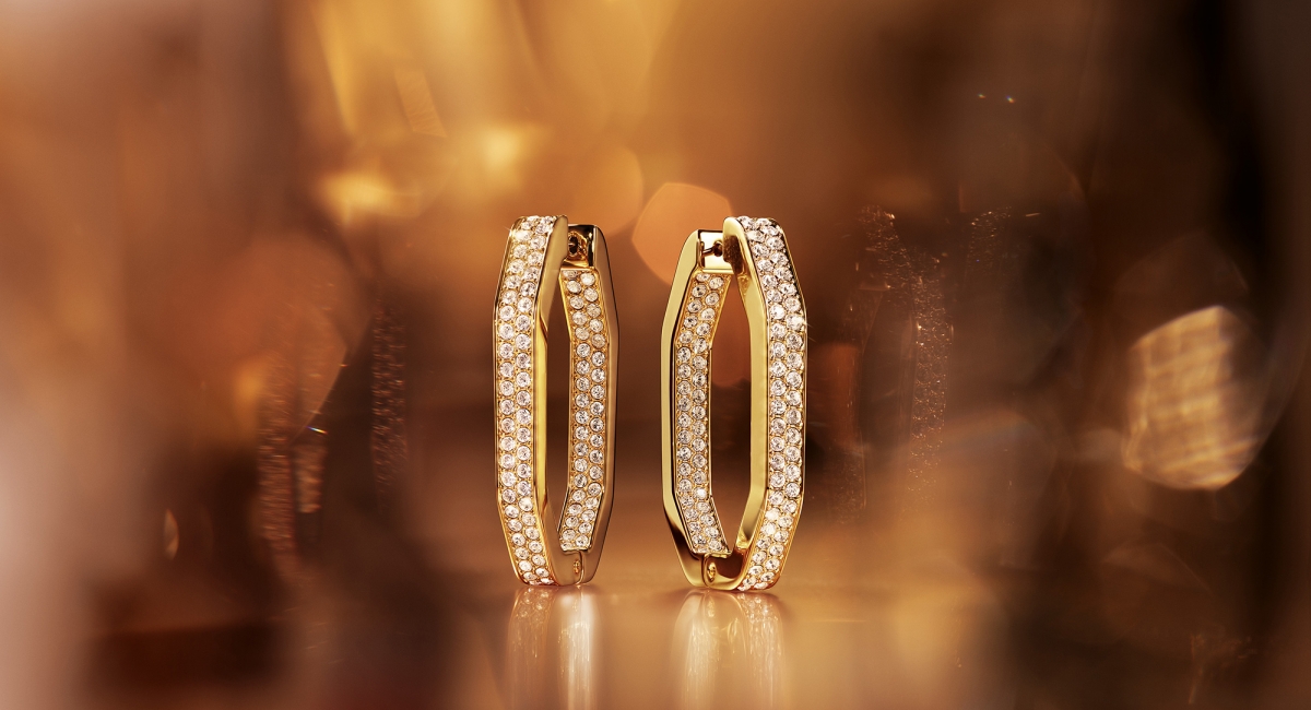 Swarovski Dextera大圈耳环采以八角形造型搭配施华洛世奇水晶密镶工艺,整体百搭之余亦非常有设计感!