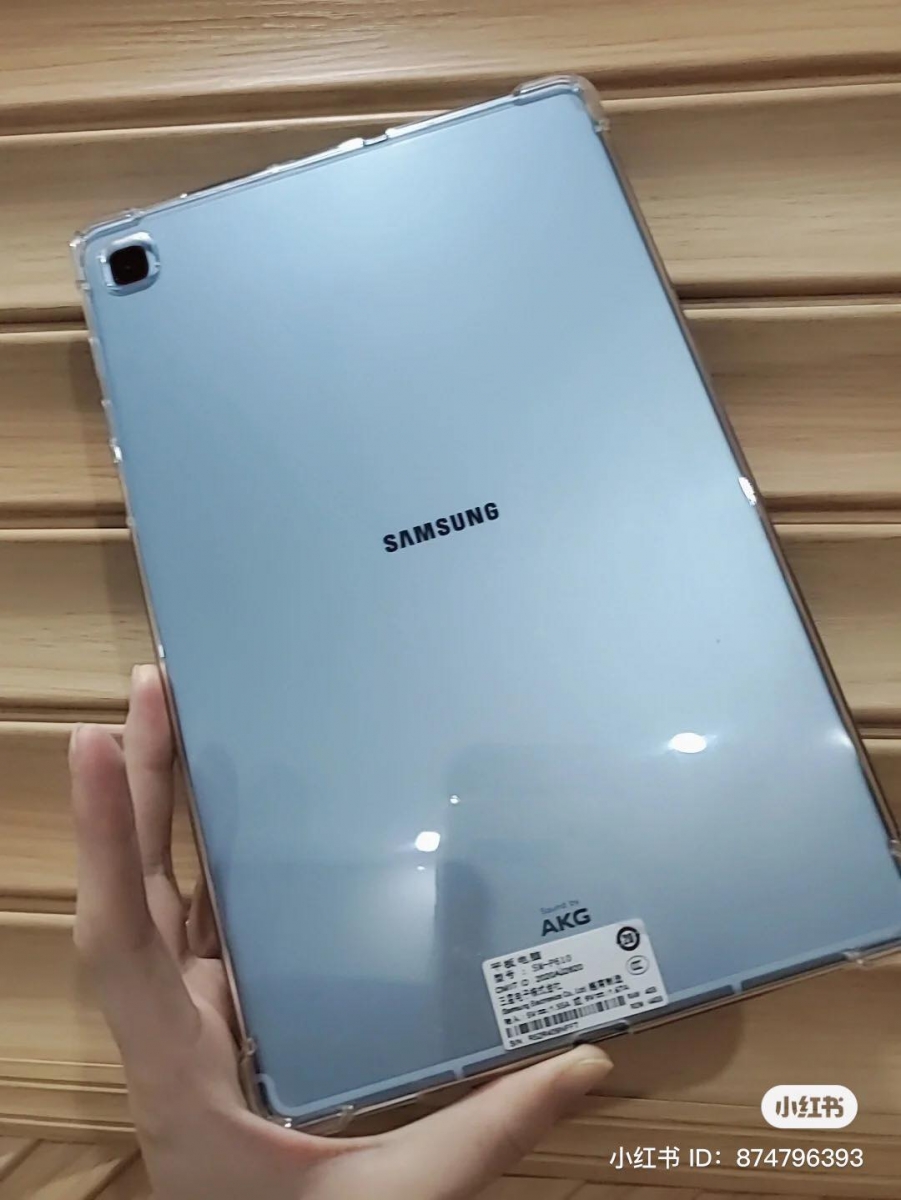 规格上，Galaxy Tab S6 Lite 搭载八核处理器，主频 2.3 GHz，此外还有 4GB RAM，64 GB:128 GB 存储，还支持 SD 卡扩展，最高可扩展至 1TB，还有超大的 7040 mAh 电池容量，续航时间轻松达到一整天，重度游戏也不担心电量消耗太快。