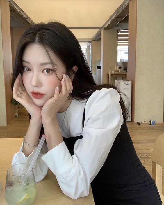 分享 8 款适合工作时发给客户、上司或同事的微信表情包，告别毫无感情的回应机器，让回复注入灵魂变得有趣又可爱！赶紧分享给你的同事朋友们一起用吧 ~