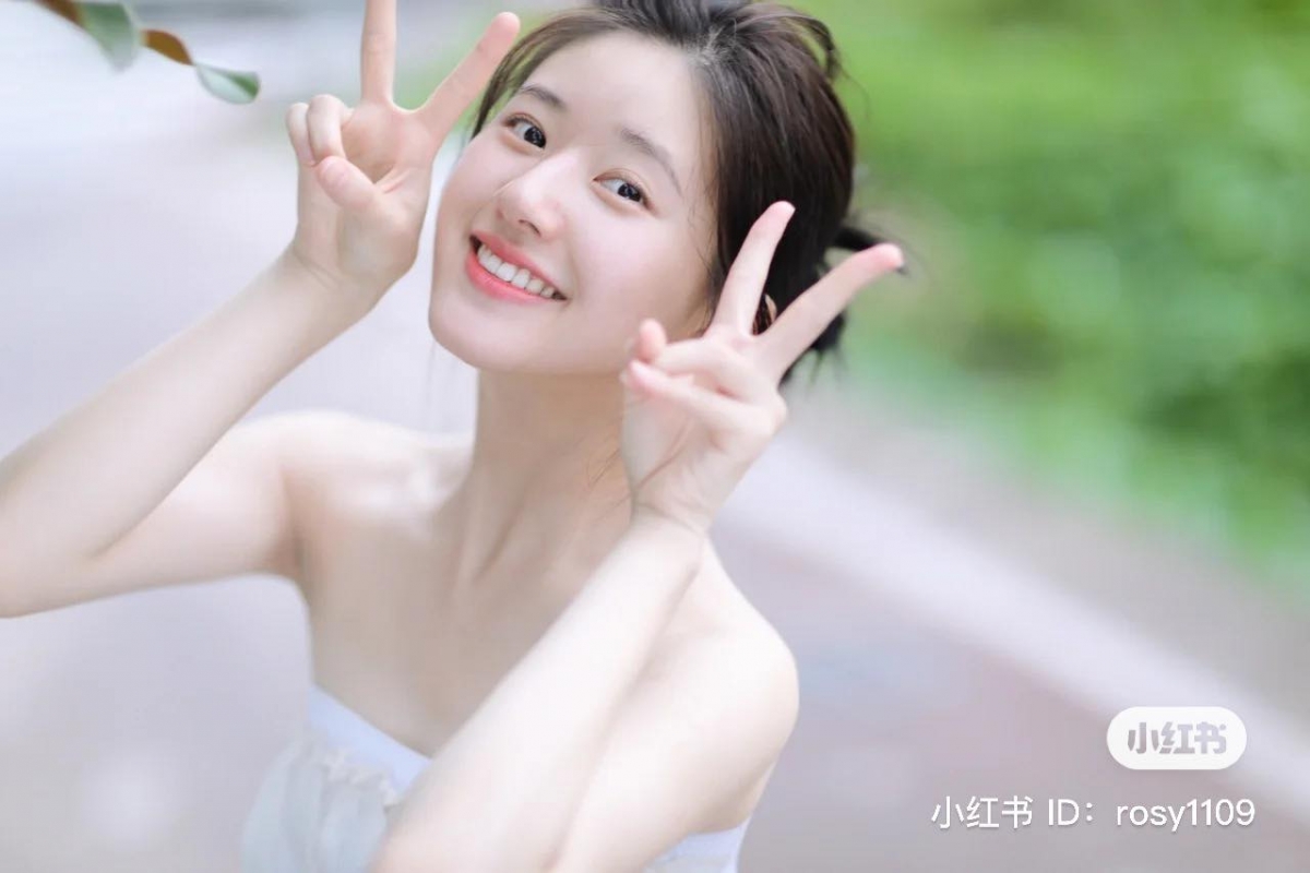 甜宠剧女神赵露思在一期美白秘籍VLOG中分享了一款简单食谱，准备几颗柠檬、百香果、天然蜂蜜，熬成美白果酱泡水喝，即使像她一样炎炎夏日底下拍戏，皮肤也依然白皙透亮！