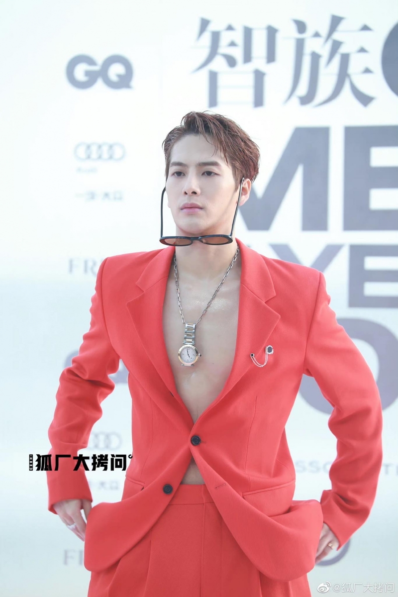 除了服装以外，将手表当成链坠戴在胸前也非常吸睛。