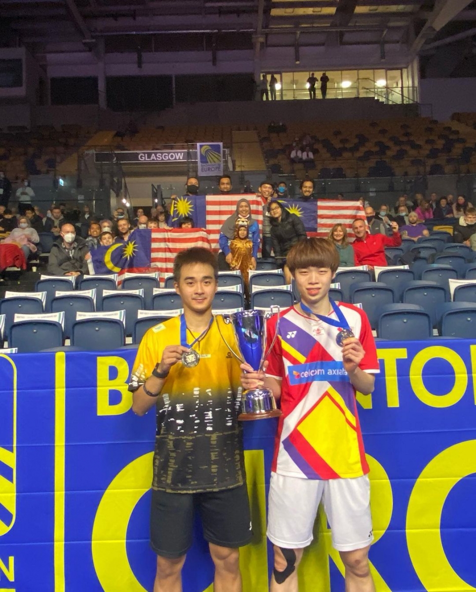 交出漂亮成绩单的「黄智勇」也在今早晒出和女友合照以及一系列的得奖照片,并配文声称「我很开心可以全程专注在这次的比赛并且拿下胜利。过程中,我从不同的对手身上学会了不同的新事物~当然内战碰到自己最可爱的 Senior 也太好玩了」。