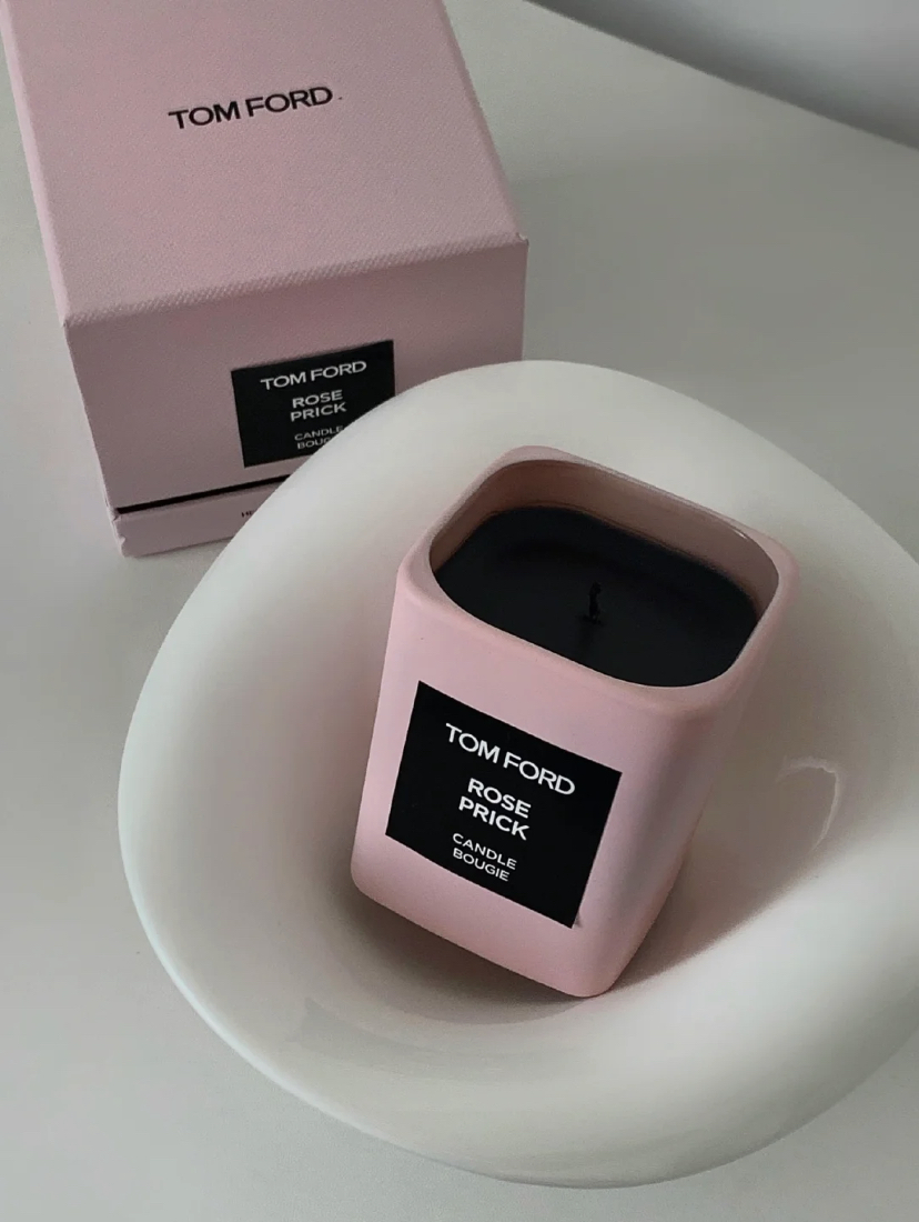 带有辛辣味的荊棘玫瑰香调,同时又有一些大雨后青草自然香味。