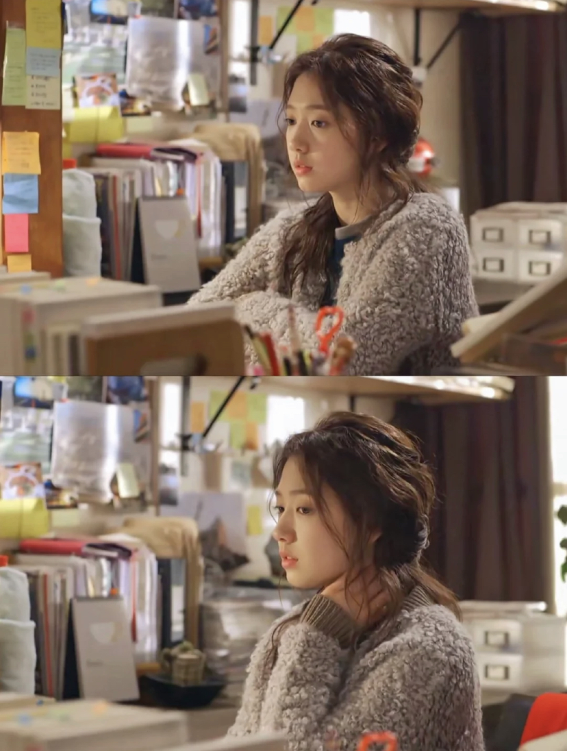 女主因为在高中时候被最好的朋友背叛和霸凌,从此害怕和人接触开始习惯活在自己的小世界