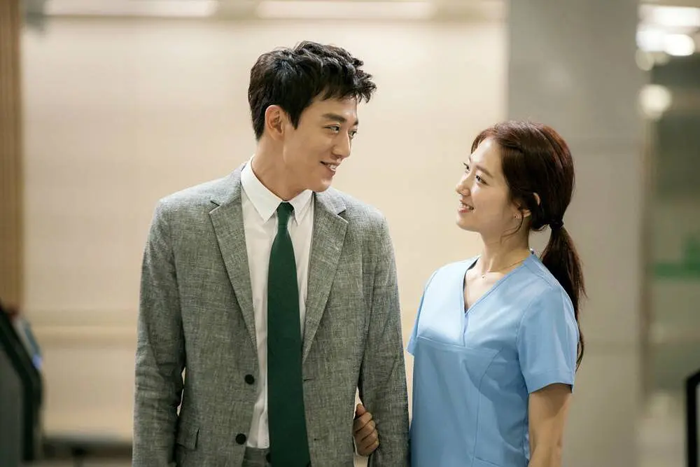 当年《Doctors》一播出也引起了不少话题度，朴信惠与金来沅合作出演，两人在剧中更直接谈起师生恋！剧情讲述踩着过去伤痛成为医生的两个男女，看尽人生百态后成长，开启人生只有一次爱情的故事。