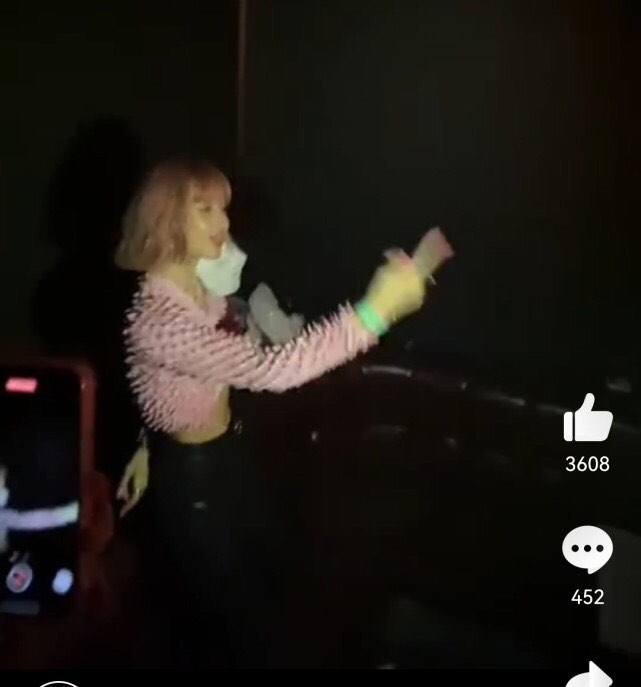 LISA 在美国拉斯维加斯「蹦迪」影片曝光后却引来一片骂声,甚至还诅咒她「大活该」?!