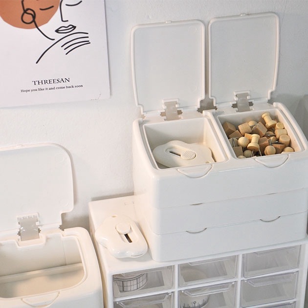 小巧迷你的收纳盒子方便装小东西,像是一些文具用品或事小首饰等