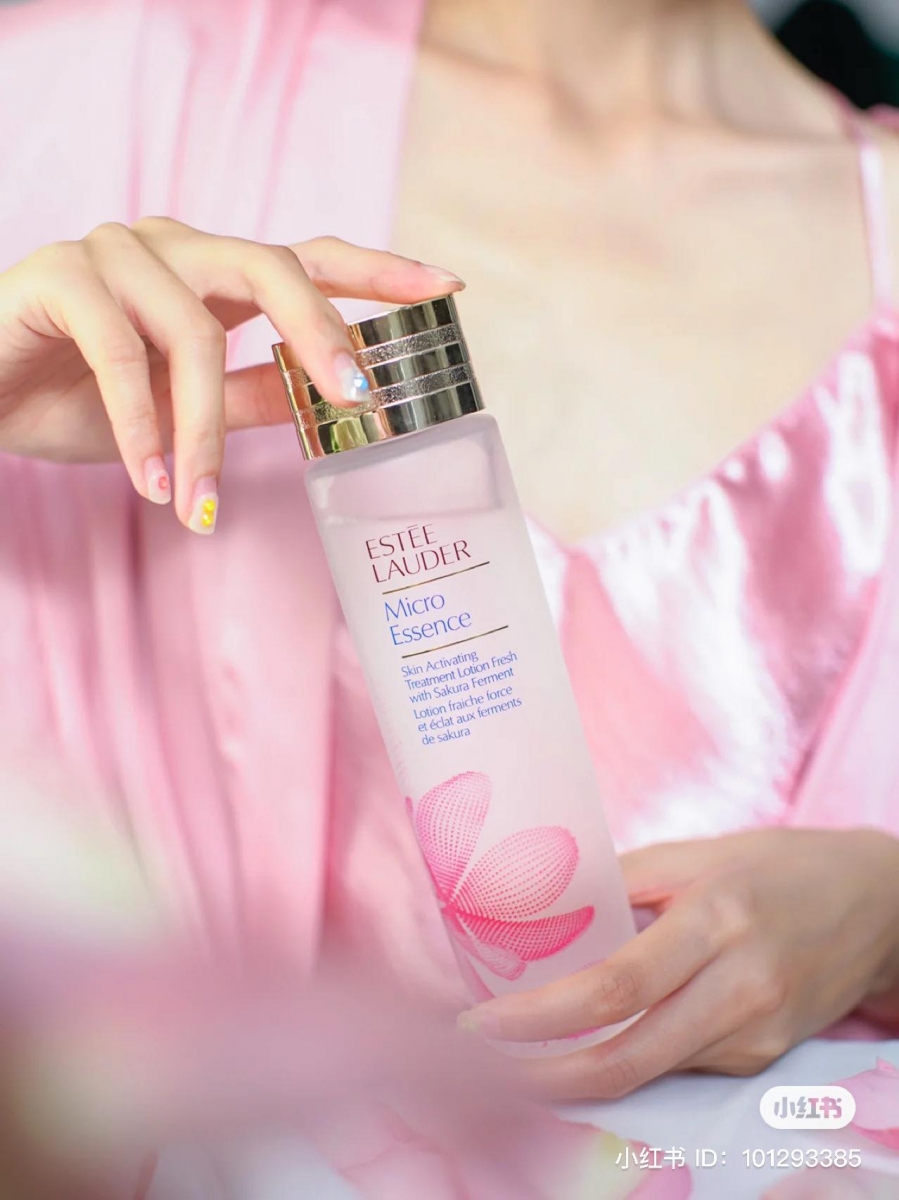 雅诗兰黛家超强调理毛孔问题的「樱花水」蕴含独家微分子高渗透科技、樱花发酵美颜精华，可以强效稳定肌肤、提升肌肤角质层的抵御能力和免疫力。