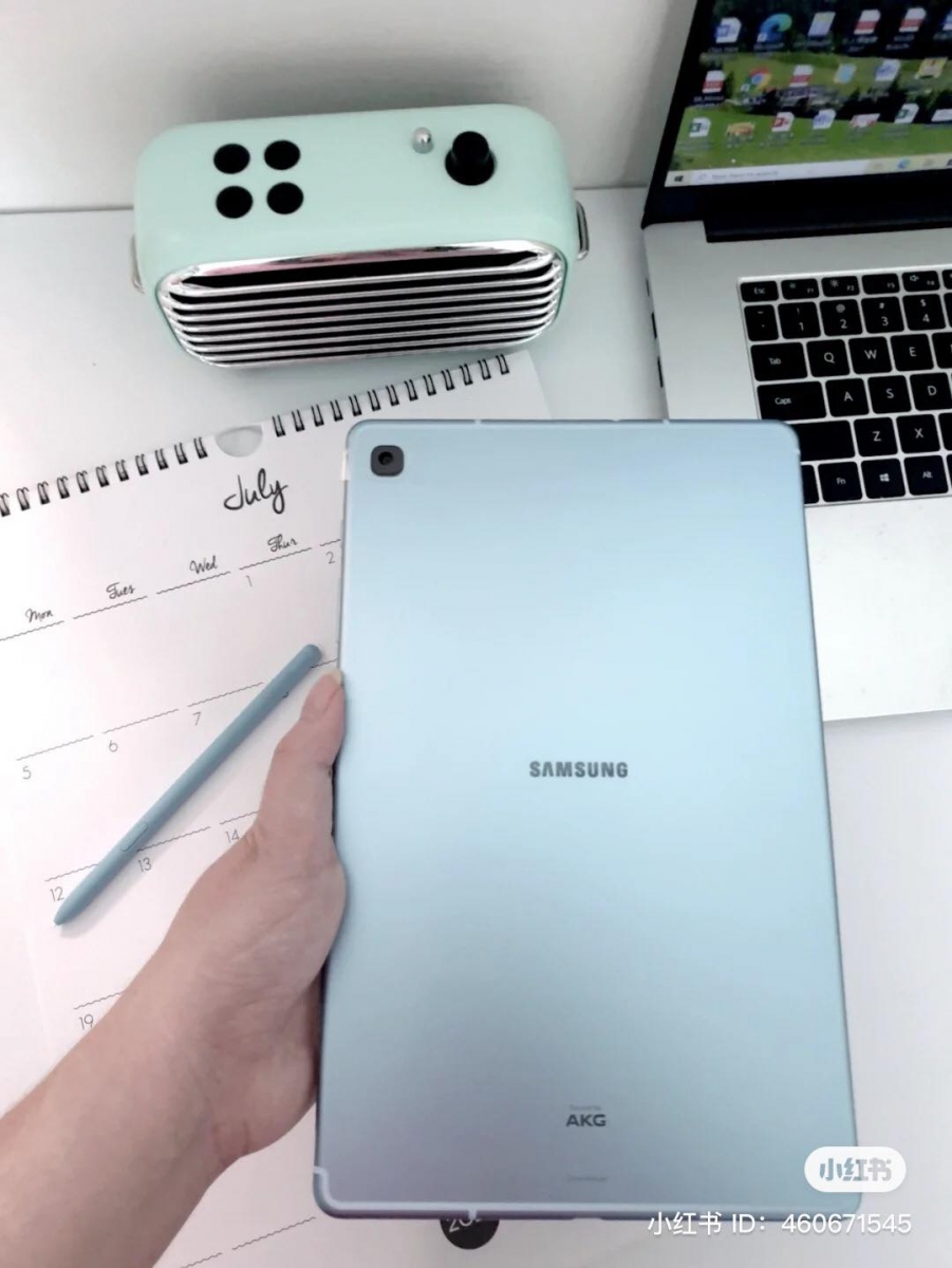 10.4 英寸大屏幕，鲜亮度足够明显