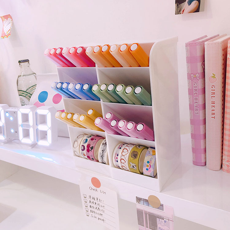 拥有独特的斜口设计,放在书桌上非常方便拿取的收纳桶!