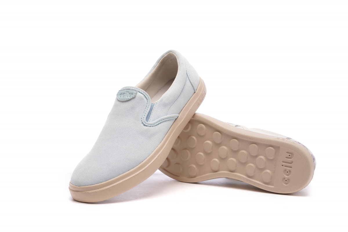 春夏想穿一点清爽配色？XpreSole Cody 「宝宝蓝」小白鞋看起来柔糯又清新，夏天看着有点消暑的感觉~尽显微甜系氧气女神范儿。