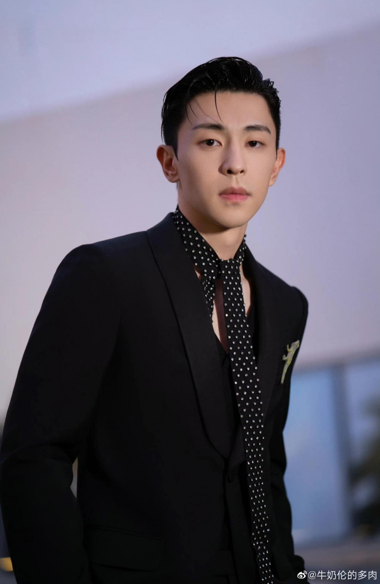 刚刚和倪妮从《夜旅人》剧组杀青的邓伦状态超级好！