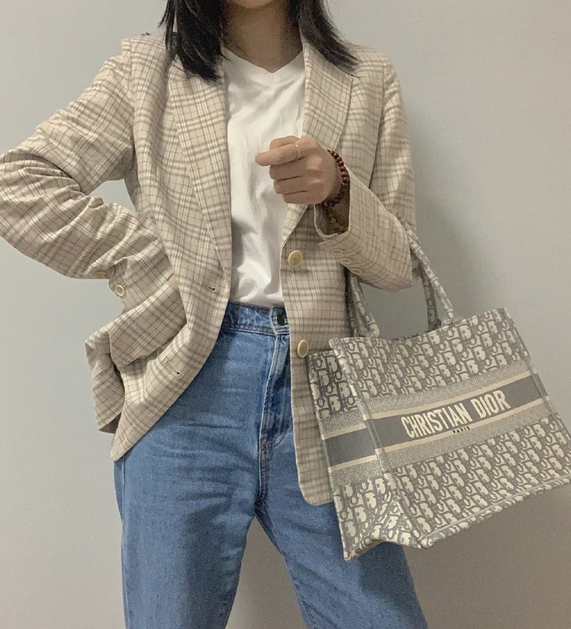 高级感满满的淡灰色托特包,很适合喜欢极简和冷淡风的女生入手