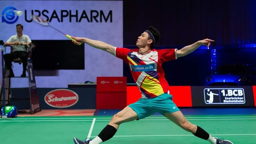 来到决胜局，两人的分数依旧追得很紧，骆建佑以 11-10 进入间歇换场后，凭着出色的防守和扣杀控制整场的节奏，把比分拉大至 17-12，由于李梓嘉杀球伤到腰也宣布退赛最终以 3 场落败位居「亚军」。