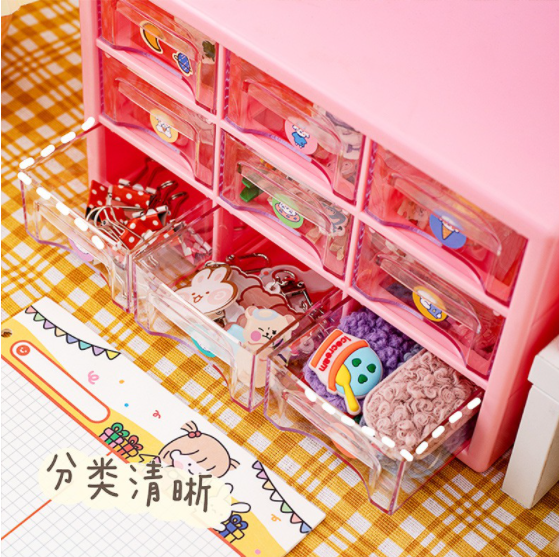 九宫格收纳盒可以用来轻松分类小物件,比如纸胶带、贴纸、小文具,以及各种小发夹等等。