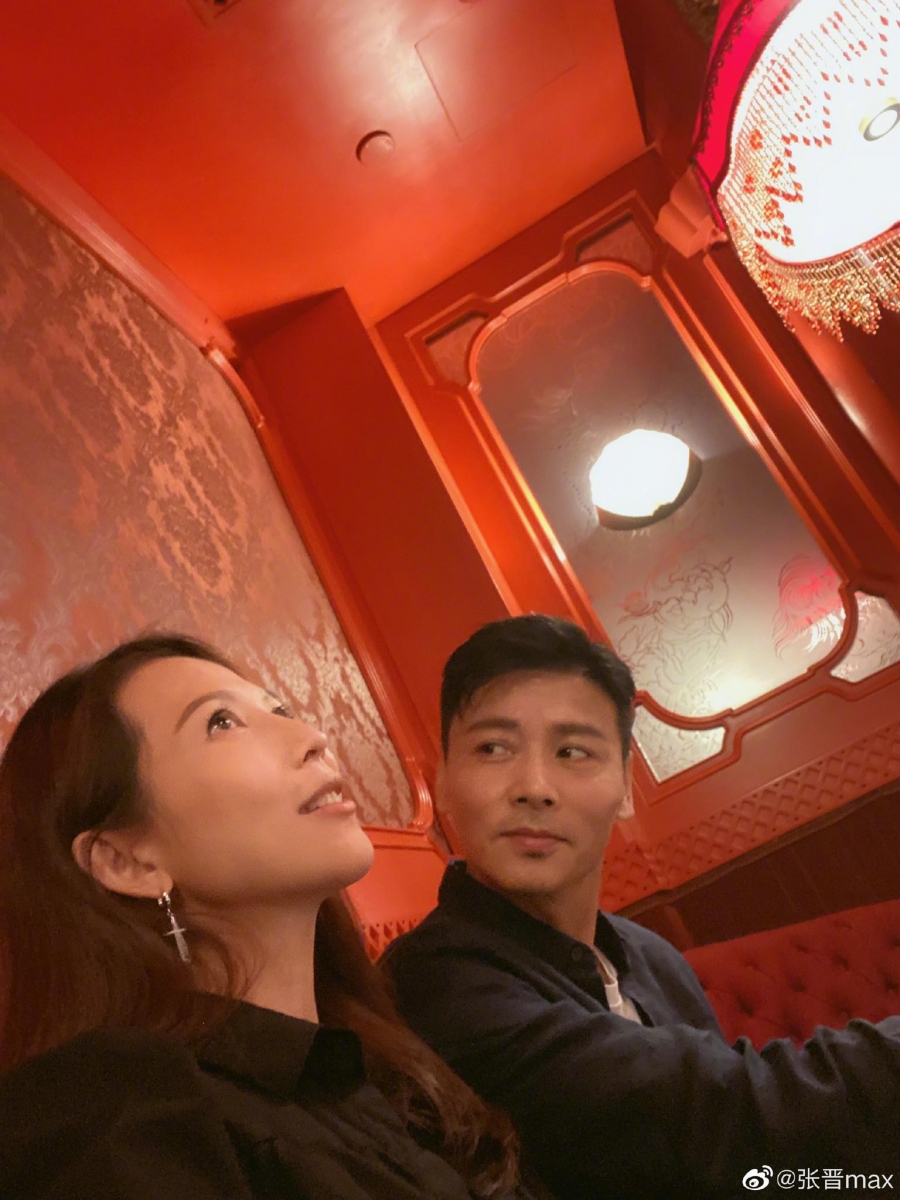 蔡少芬曾毫不避讳地公开承认,自己确实和刘銮雄有过一段近6年之久的过去。