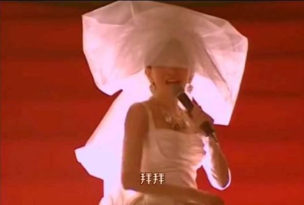 18年前梅艳芳唱着《夕阳之歌》,在热爱了大半辈子的舞台上留下最美身和动人乐章,以及潇洒的一句「拜拜」和大家道别。