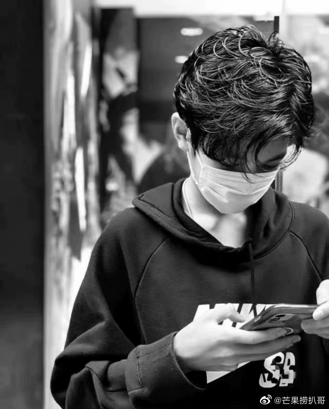 张智霖袁咏仪夫妻二人做客鲁豫的节目受访时也透露,儿子幽默风趣像张智霖,但也继承了袁咏仪直言直语、不用想就说出来的个性。