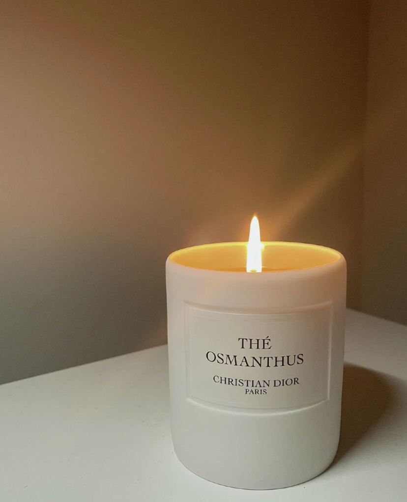 淡淡的花香味拉满氛围感,还带有杏桃的甜味,治愈又温暖就像被很多鲜花围绕着一样~