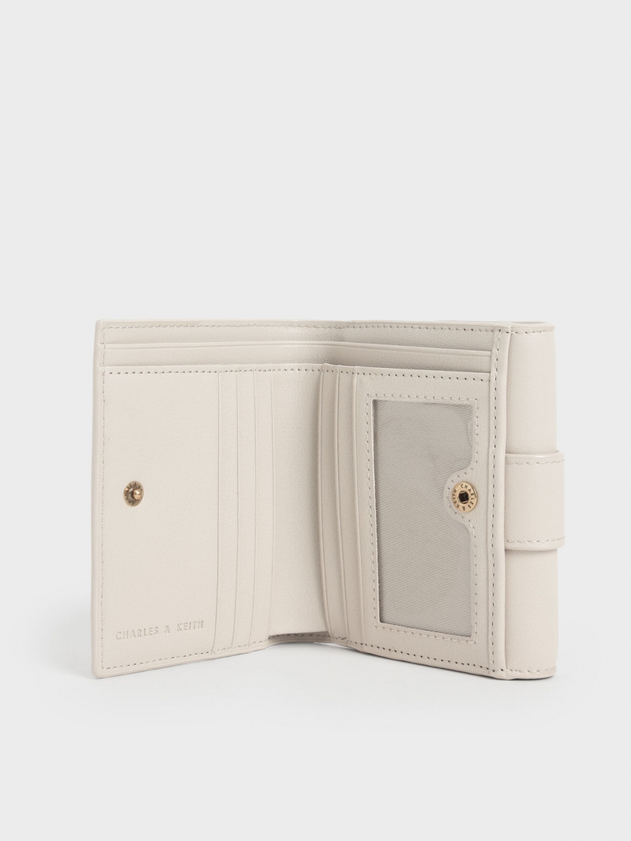 这款钱包以串入式开口设计而成,从外观来看还蛮复古精致,充满高级的感觉,非常适合轻熟女或想体现女人味的你入手。