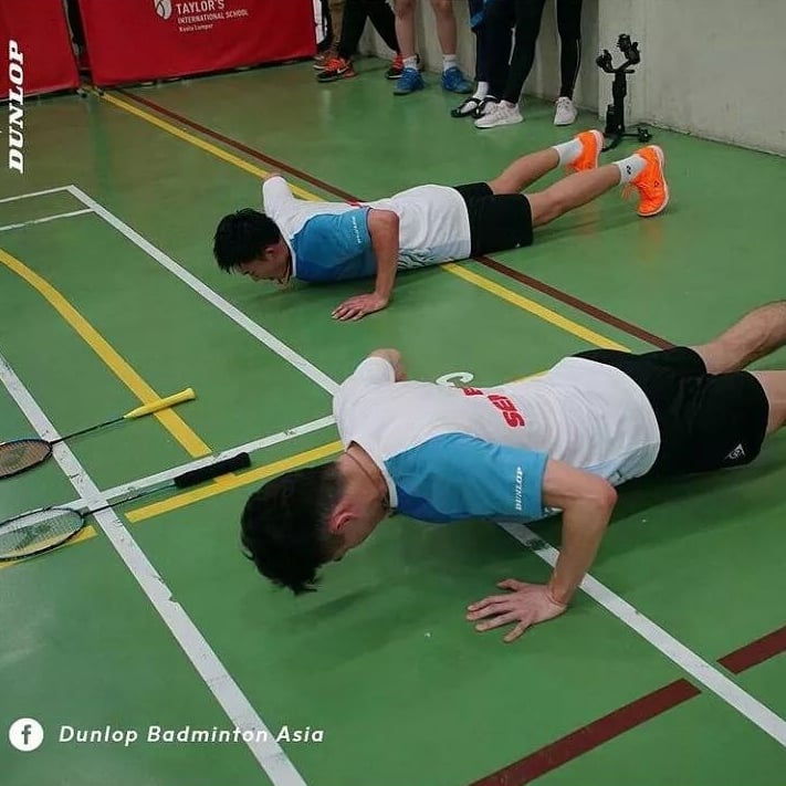 这其实是大马主办单位所精心策划的一个筹款环节，特意安排「桃李」合体组成全新的男双组合进行一场团魂的默契战