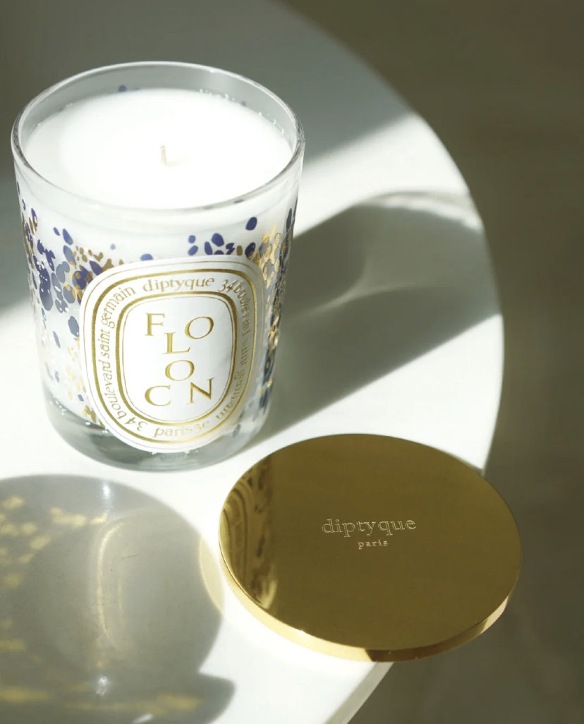 柔和的白麝香就行是冬日里的雪花一样,还有蜂蜜和含羞草的淡香,是一款清冷好闻的木质花香味。