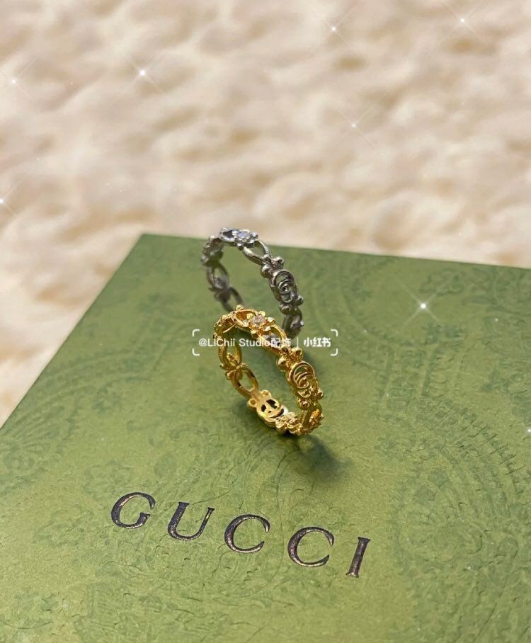 Gucci 小雏菊戒指掀起一阵抢购热潮后,今年再放大招以精致的花卉浮雕来诠释欧美复古的浪漫情怀