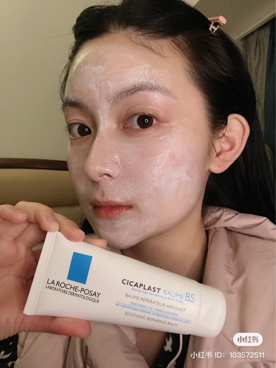 网络爆款理肤宝水 B5 修复霜富含维生素 B5、积雪草苷、乳木果油温泉水等,经过临床试验认证它具备深层滋养和高效修护作用,为肌肤注入源源不绝水分力量,强韧受损屏障同时能促进新细胞增生,有效促进皮肤创伤愈合修复过程,抑制发炎还能避免皮肤留下疤痕。