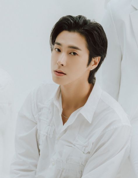 允浩发生的争议事件发生在今年2月,允浩与友人因违反了晚上10时后禁止聚会的韩国防疫守则,而最终被判罚款。允浩也对此事件向大众道歉了2次,并表示对此深感内疚羞愧。