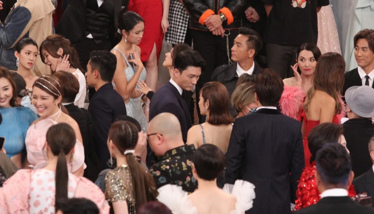 王浩信还有转过头和老婆交流 3 秒钟，相反的蔡思贝则在边上和好闺蜜刘佩玥一起交谈。