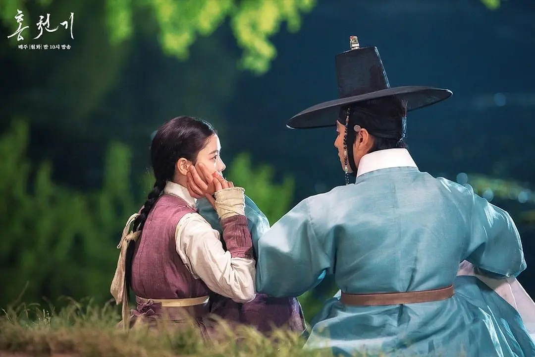 大势男神安孝燮在剧中饰演的河蓝为了守护红天机,不惜强力对抗可怕的魔变。这对苦命鸳鸯命运上的相互纠葛看得小编很心疼!