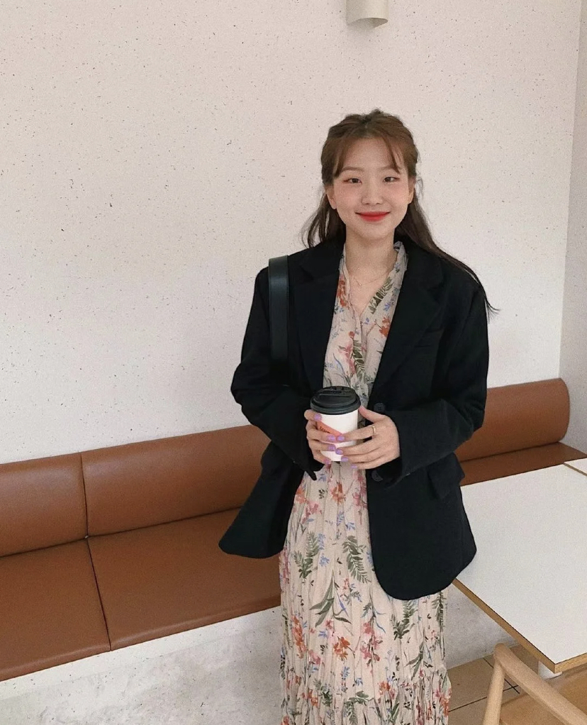 想要更显瘦和拉长身材比例,可以选择穿长裙哦