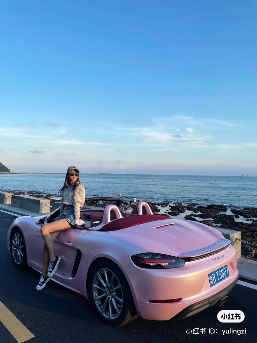 小红书已经有不少美女博主们开始分享自己喜提「718冰莓粉小公主」爱驱的美照!