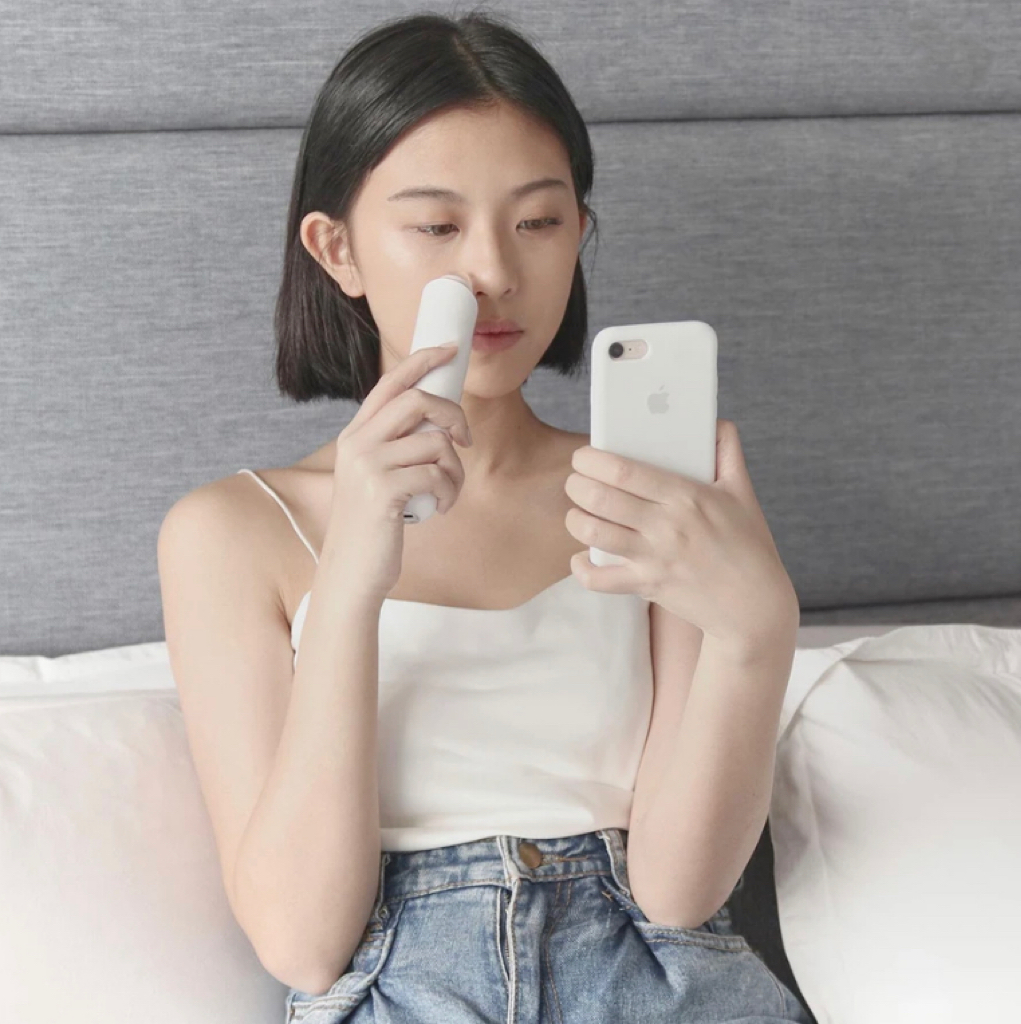 拥有超高解析镜头的除黑头导出仪,连接手机可以一机多用将毛孔里的脏东西全都吸出来