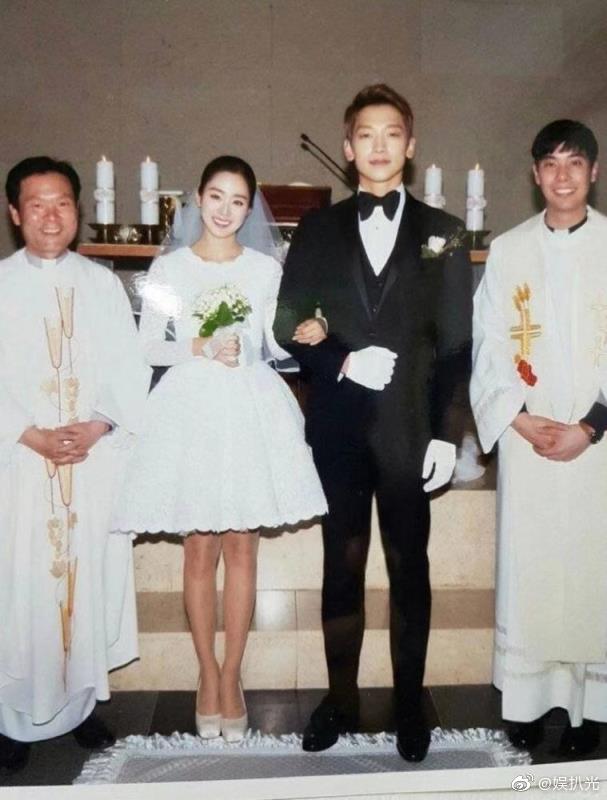 一向鲜少秀恩爱的 RAIN 也曾在综艺节目中罕见透露与妻子相识相爱过程,还坦言两人都不是一见钟情就相爱情侣,刚开始金泰熙对 RAIN 完全没有感觉,都是 RAIN 主动苦追了 1 年才成功打动女神同意一起交往,RAIN 还表示「能和她结婚到现在也像在做梦一样」。