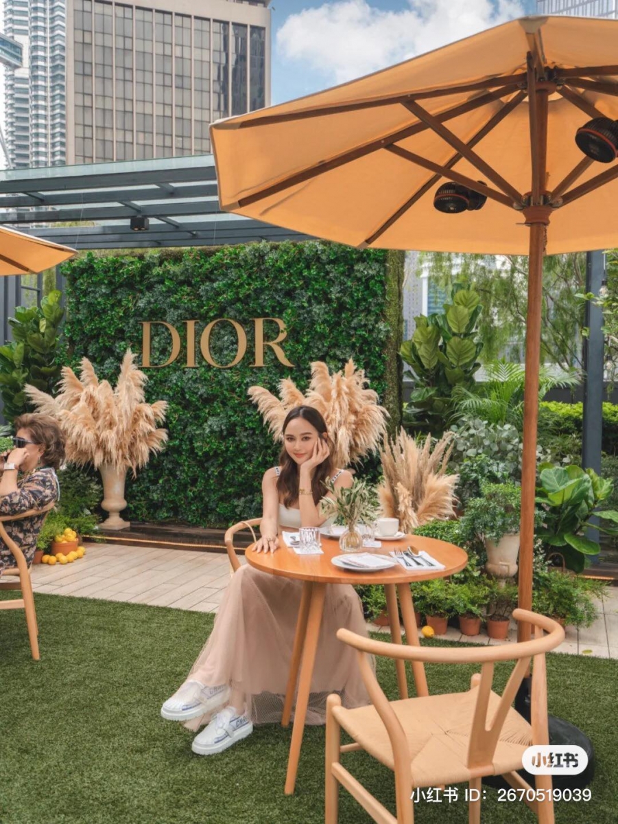 高级奢侈品牌 DIOR 在外国巡展的 DIOR CAFE 快闪店也终于空降马来西亚,吸引了大批人潮去打卡。