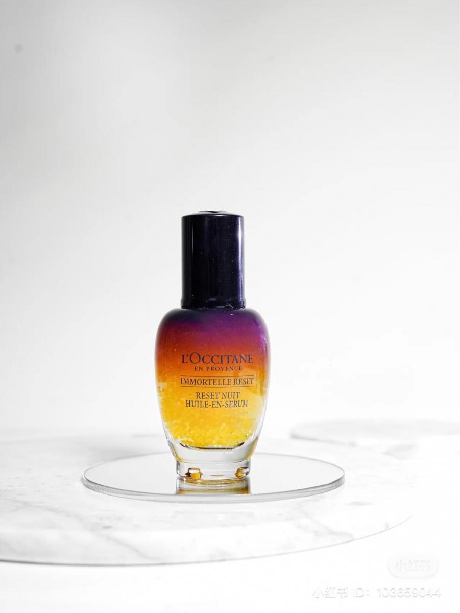 L’Occitane畅销明星精华液Immortelle Reset配方再升级！除了注入10倍蜡菊精华油，还采用了可以最大程度保留精华萃取有效成分的拟生态萃取技术。
