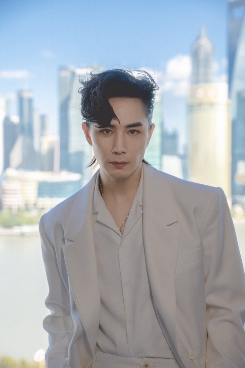 在实力备受质疑、认为他靠老婆才有今时今日的成就时,李承铉淡淡回应:「只要我做的事,我爱的人能理解,其他人的看法,我都无所谓」。