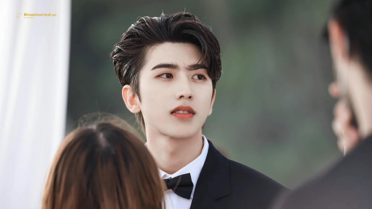 一身黑色西装+白衬衫造型加上蝴蝶领结点缀，经典不朽LOOK秒杀菲林～