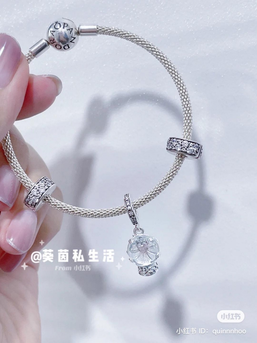 「水晶球」对女孩来说就是梦幻的象征。透过水晶球摆设,我们可以天马行空想象无数个美好的画面,它所绽放的光芒替我们填满了内心的空白。水晶球最经典的款式想必就是「雪花纷飞」场景,PANDORA 也借由「水晶球」作为设计灵感将幸福与快乐传递给每个人。