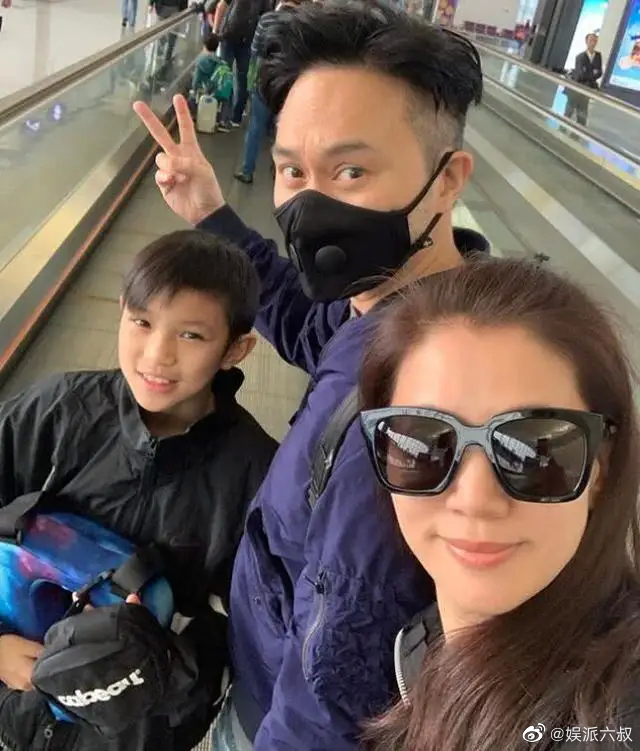 很多网友看到「魔童」15岁生日帅照也疯狂呐喊表示「请原地签约出道」!对于网友们的热烈反应,袁咏仪和张智霖受访时就有笑称「他毫无演技走不了这路」「他唱歌很难听像杀鸡出不了道」。