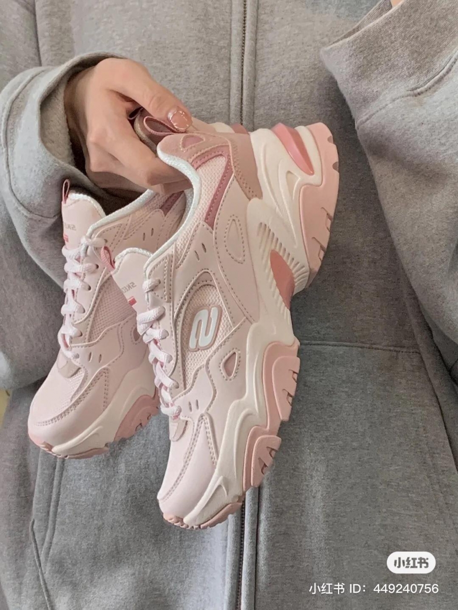 鞋带、鞋舌以及鞋后方也跟着呼应式的色彩做出混搭,让整双鞋看次来极具丰富有层次,既低调又显气质!