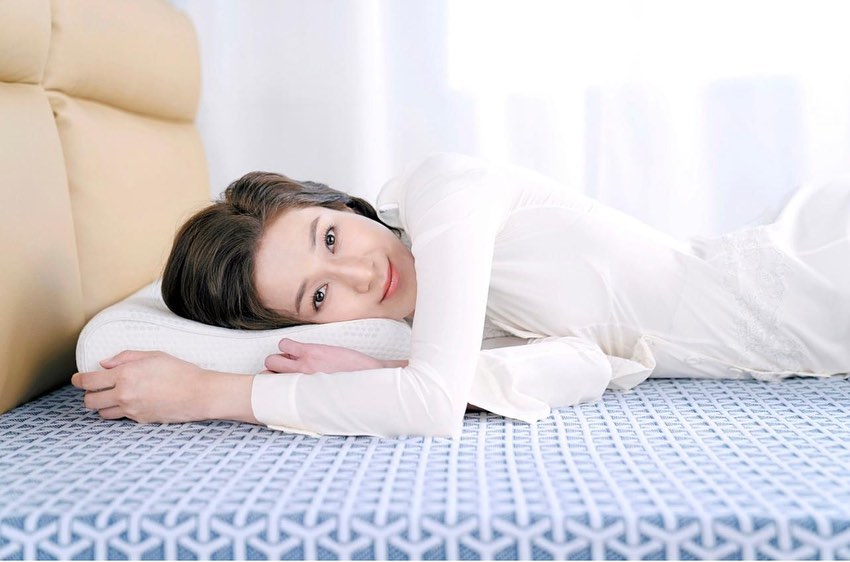 钟嘉欣冻龄保养秘诀(六)泡脚促进血液循环,可以使用含有姜成分的精油在睡前用温热的水泡一泡脚,10分钟左右即可,有助血液循环和维持好气色之余,对于经常睡眠品质不佳的朋友们来说也有良好改善。