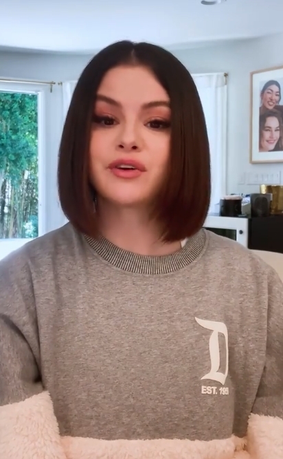 网民甚至把这个视频和 Selena Gomez 近照做一个对比~没想到出现在 Chris Evans 影片中的女人影子也一样留着褐色的头发，Selena Gomez 最新的发型正是以褐色清爽短发为主，让不少粉丝喜欣若狂「请原地承认结婚」！