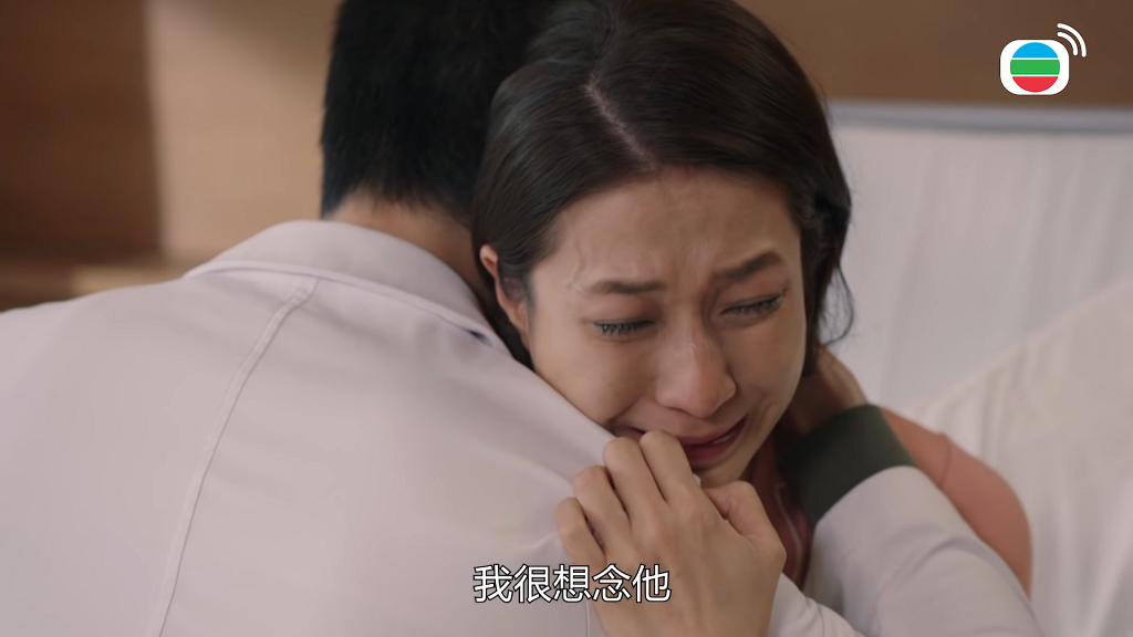 钟嘉欣更是展示了视后级水准,展现出担忧、大受打击、自责激动的内心情绪层次,时而呼天抢地,时而抱着 BB 嚎哭,炉火纯青切肤之痛演技,真是太感人了~~