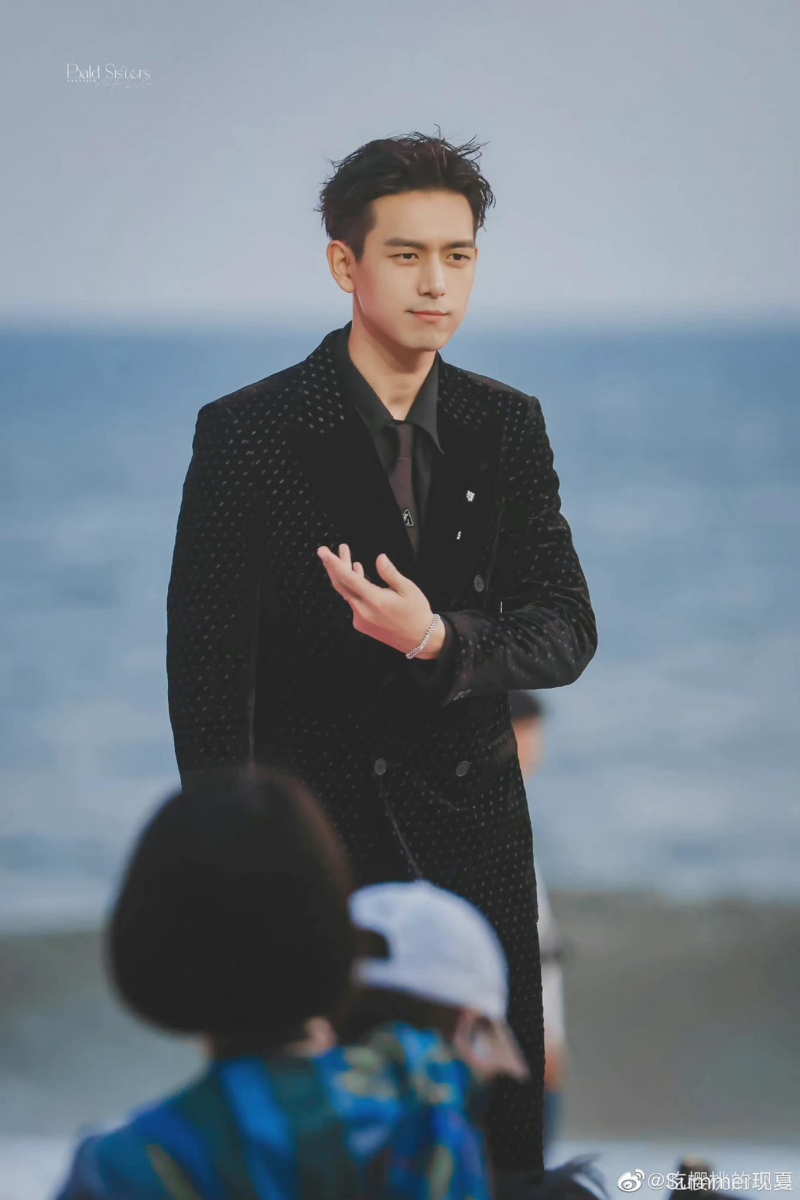 现男友李现的红毯造型真的从来不让人失望！本次以一身帅气西装亮相。