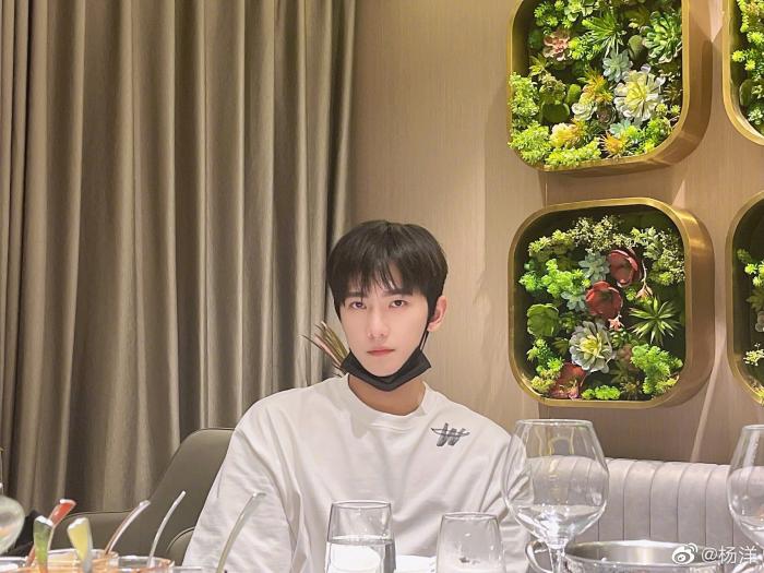 杨洋在《青春环游记》中除了搞笑实力逆天，素颜颜值也是好到没话说！